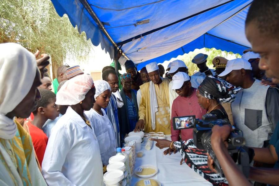 Centre d'alphabétisation du GIE Dentaal Bantaare Toorode Podor/Taredji, Moustapha Guirassy sous le charme des réalisations des femmes.